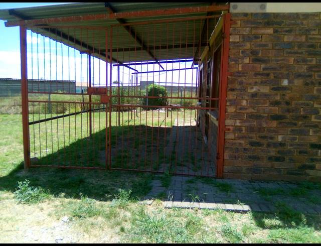 2 BEDROOM HOUSE FOR SALE IN SERALENG
